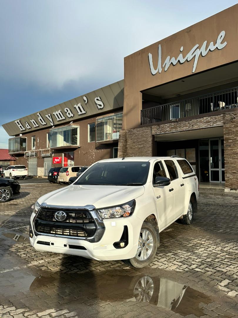 2021 TOYOTA HILUX WHITE
